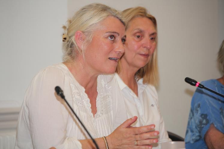 Stéphanie Rist, ministre de la Santé, des Familles, de l'Autonomie et des Personnes handicapées. En haut à droite, Yannick Besnard, président du Conseil de région Agrial Sarthe-Nord, Jérémy Parmentier,  directeur des négoces Jeusselin et Verron, Maxime Lorieux, représentant des agriculteurs de la zone de Pentvert et Phillipe Dutertre, président de la Chambre d'agriculture.
