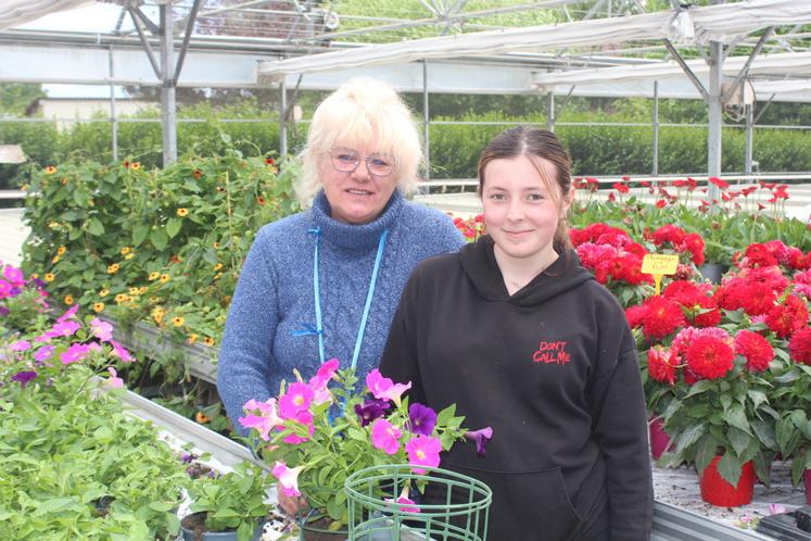 Marie-Christine Conan et la stagiaire Noémie. L'entreprise est une référence de l'horticulture dans le Nord de la Sarthe depuis 1977.
