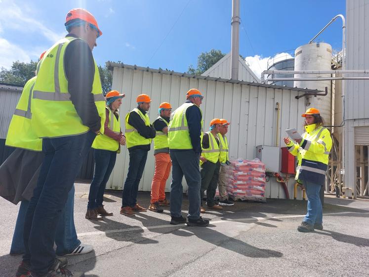 Les clients de Nouri'Vrai ont pu visiter l'usine de Bessé-sur-Braye.