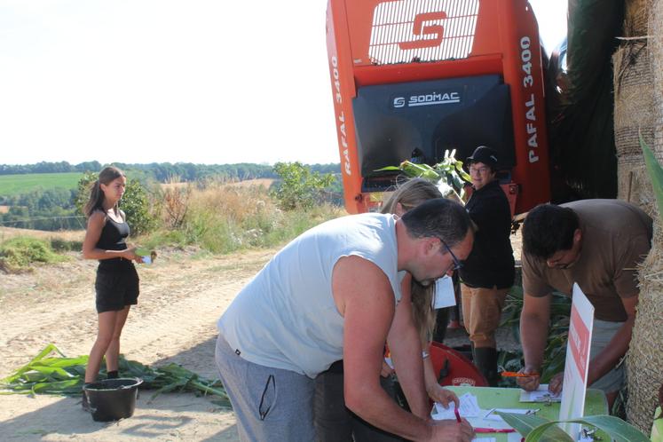 En milieu de matinée, les 138 échantillons révélaient une moyenne d'environ 22% de MS. Le Gaec Vauboulon de Bruno et Anthony Crinière à Tresson a accueilli cette journée MS.