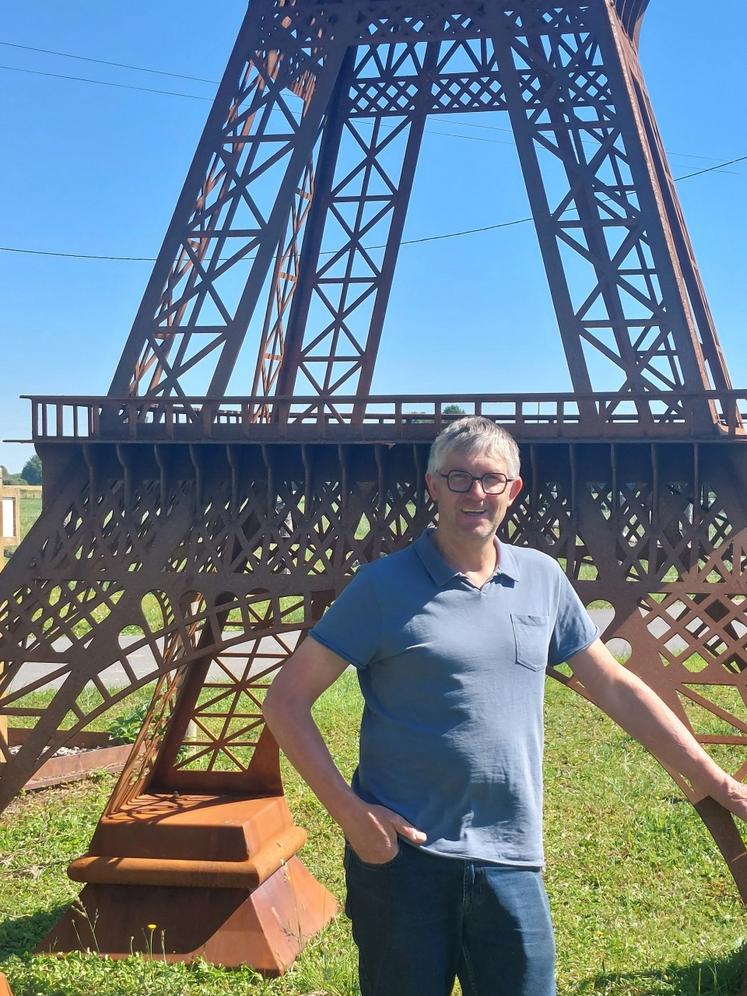 François Jousse est à la tête de l'entreprise M-Services Fers et Dérivés depuis 20 ans (ici devant la reproduction au 1/35e de la Tour Eiffel de 8,6 m de hauteur pour 2 tonnes, réalisée par l'équipe de M-Services à l'occasion des 6 heures VTT du comice de Laigné Saint Gervais le 30 août 2025).