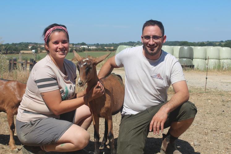 Anicea David et Mathieu Piedalu et leur chèvre "pot de colle".
