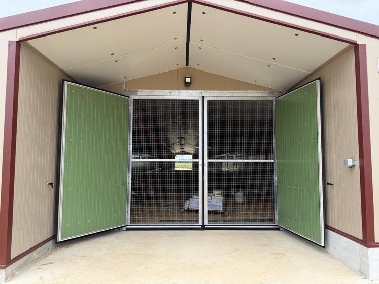 Innovation récente, le système de double portail pour les bâtiments avicoles, avec un portail intérieur grillagé et un portail extérieur isolé.