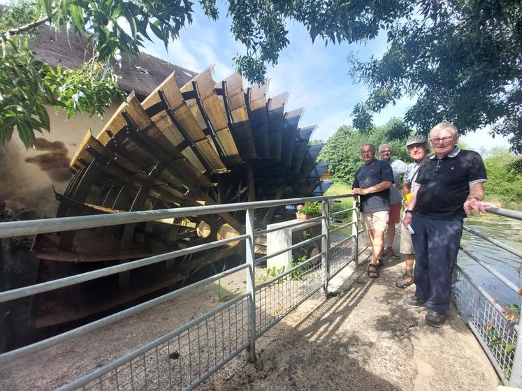L'association les Amis du moulin de la Bruère continue de faire vivre ce patrimoine fléchois. La roue à aubes, restaurée en métal, produit aujourd'hui de l'électricité.