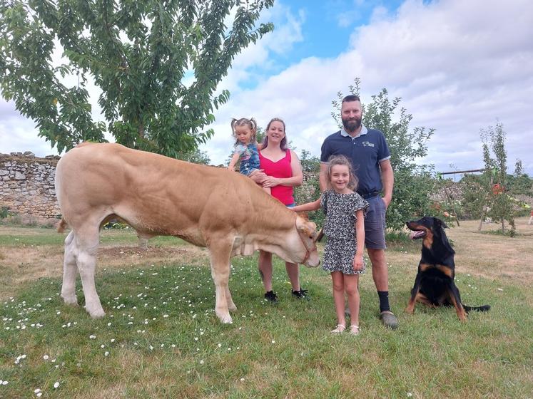 La famille David avec la génisse Anastasyia, qui participera à l'interrégional Blonde d'Aquitaine, les 4 et 5 juillet.