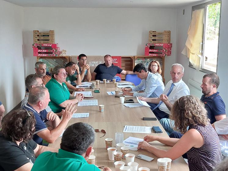 Les représentants FDSEA et JA se sont rendus avec le préfet et l'administration sur les exploitations de Cyril Lemaitre (élevage) et Lise et Eric Timmerman (arboriculture).