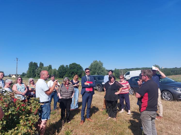 Vendredi 3 juillet, le tour de plaine est passé par les exploitations de Frédéric et Sandrine Fougeray, Mickaël Saussereau (en bas à droite) et Sylvia Delangle (en haut).