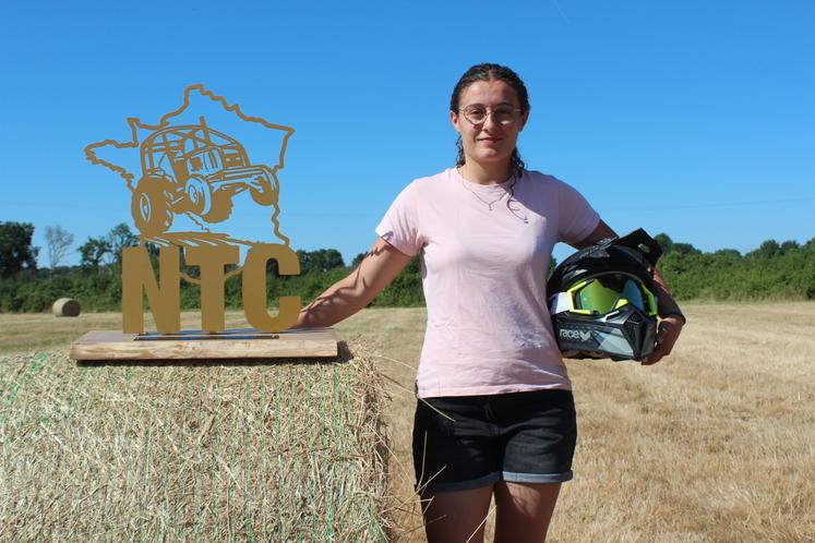 Laure Jamin avec son trophée remporté à Laigné-en-Belin.