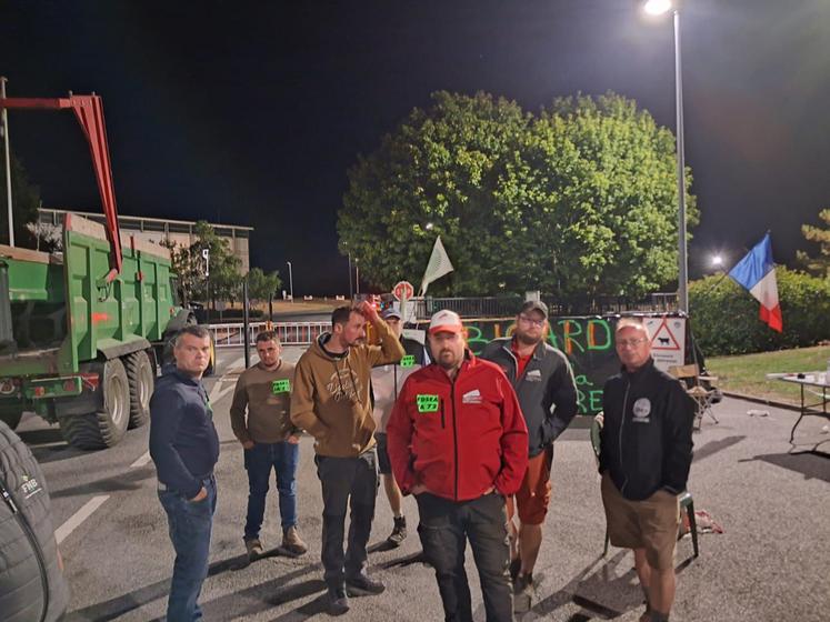 Les éleveurs de la FDSEA et des JA se sont mobilisés en barrant les accès du site de Cherré entre minuit et midi. Ils ont pu rencontrer la direction du site Bigard.
