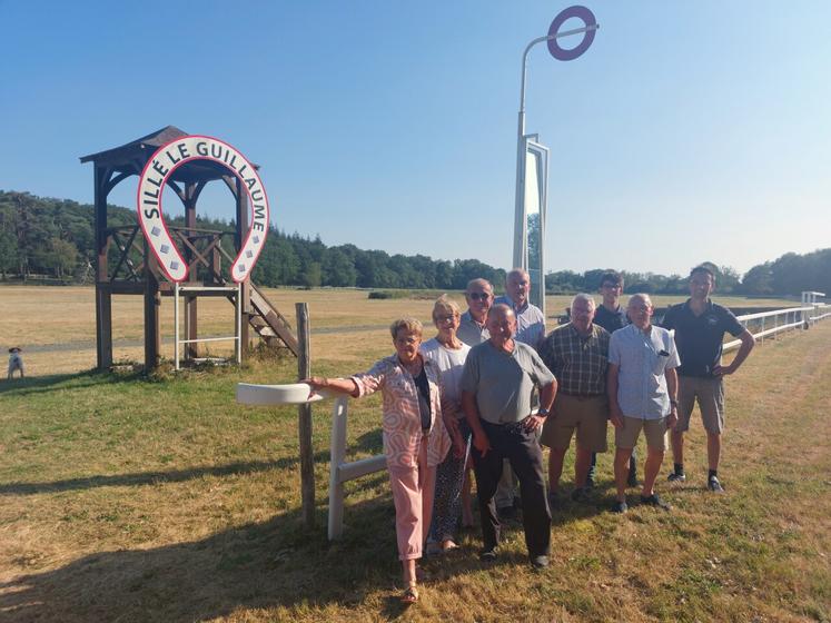 Les membres de l'association de courses hippiques de Sillé sur la ligne d'arrivée.