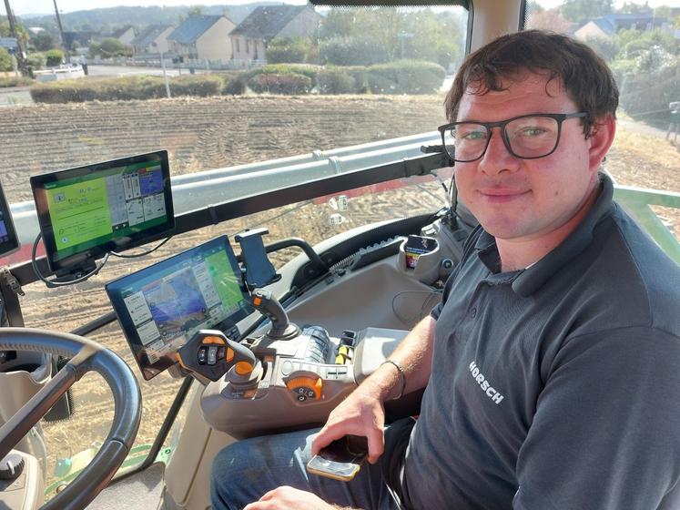 Guillaume Galpin visualise sa position et les données du semoir depuis la cabine du tracteur.