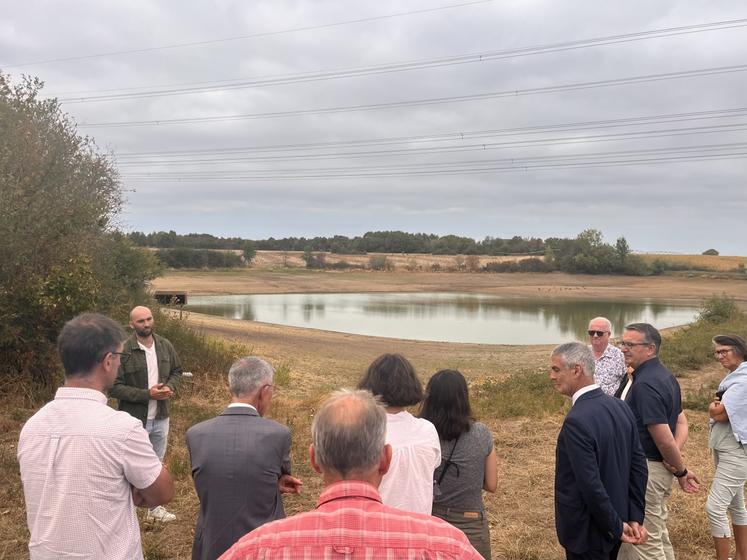 Réserve naturelle de M. Huet étanchéifiée par l'argile et alimentée par drainage.