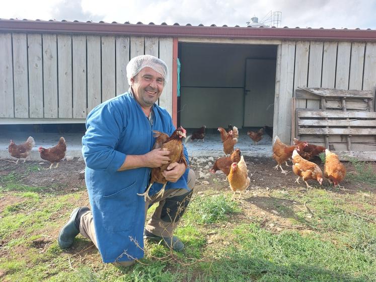 Guillaume Dagron élève 6 000 poules pondeuses bio à Assé-le-Boisne.