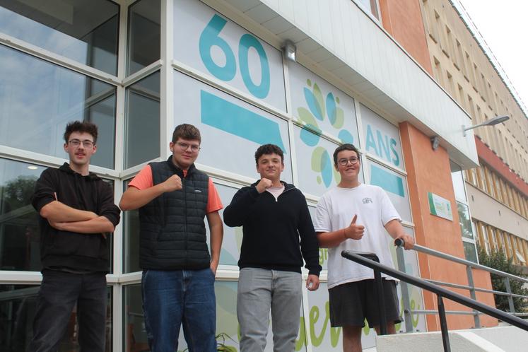 Devant la nouvelle entrée célébrant les 60 ans de la Germinière, quatre élèves en Terminale Agro-équipement montrent leur détermination au moment d'attaquer cette rentrée.