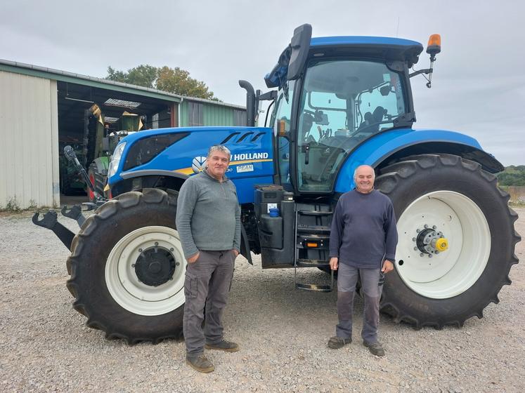 Laurent Choplin, salarié de la Cuma de Lavaré et responsable du planning tracteurs, et Alain Bourgine, président. Le tracteur New Holland T7 230 loué par la Cuma est simple mais bien équipé, avec l'Isobus et le freinage pneumatique.