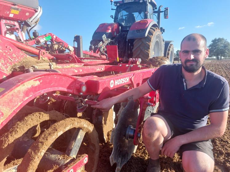 Mercedi, à Chantenay Villedieu, Vivien Courdoisy attaquait son premier chantier de semis de blé, avec une technique de semis à la volée.