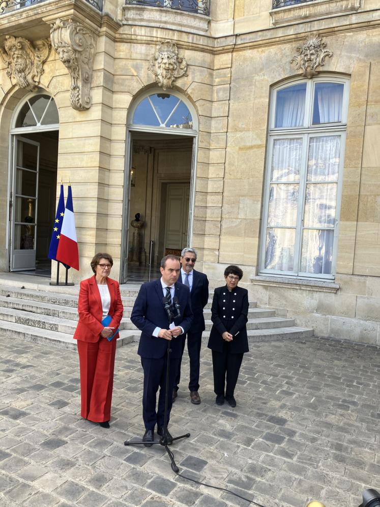 Annie Genevard, Sébastien Lecornu, Serge Papin et Monique Barbut, après la réunion à Matignon sur le plan de relance agricole le 15 octobre.