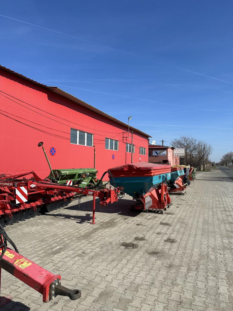 En Roumanie, Paul Lecroc était stagiaire dans une entreprise dont les clients étaient très grandes fermes près de Felnac.