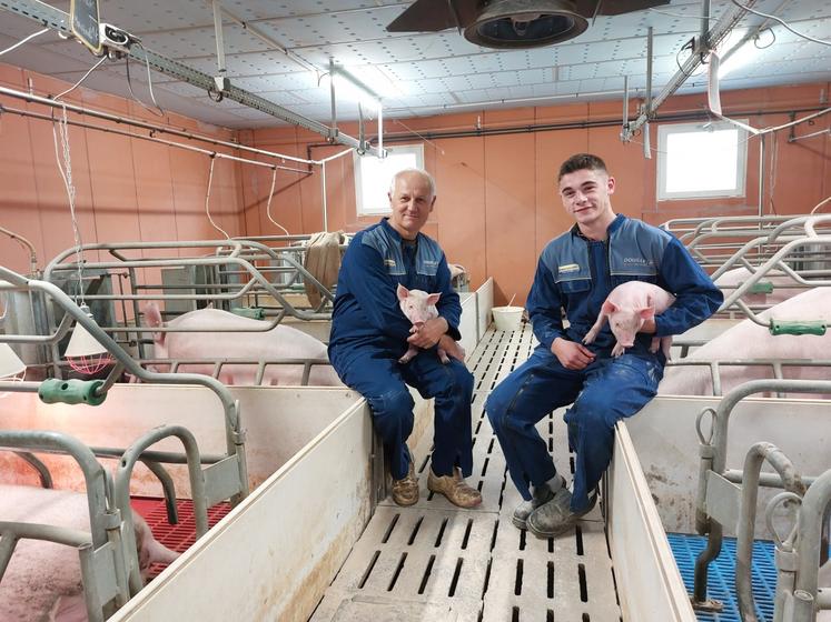 Paul Lecroc et Didier Ambrois, naisseur engraisseur de porcs, conduisent un projet de transmission à Congé-sur-Orne..