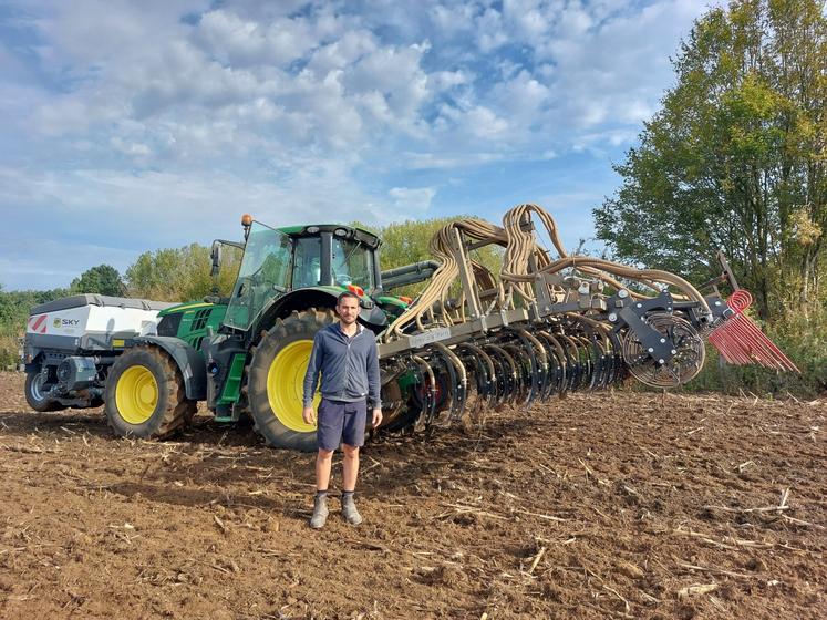 Sébastien Véron semait un mélange pour couverts lundi, à Beaufay.