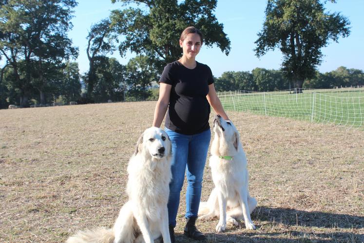Pauline avec Vaïa et Anna. Les deux chiennes ont coûté 450 et 600 euros. Des aides à l'achat, l'accompagnement et pour l'entretien sont possibles grâce au Cercle 3.
