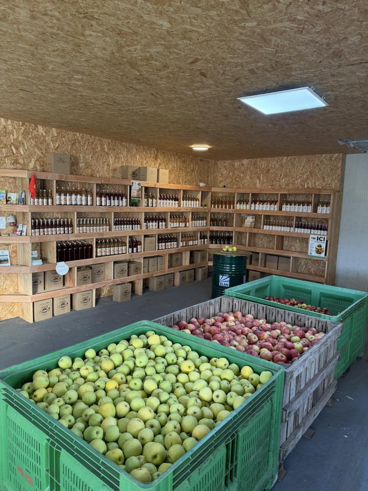 La boutique propose pommes et nombreux jus.