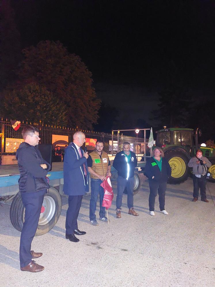 Mardi 13 octobre, le préfet de la Sarthe, venu à la rencontre des agriculteurs, s'est vu remettre symboliquement les clés de la ferme Sarthe.