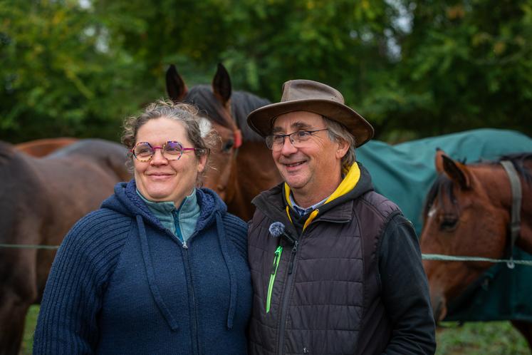 Sophie et Hervé Dugué conduisent l'écurie Equi-Libre Couparie, une exploitation bio en équins et volailles de Loué, à Courcemont.