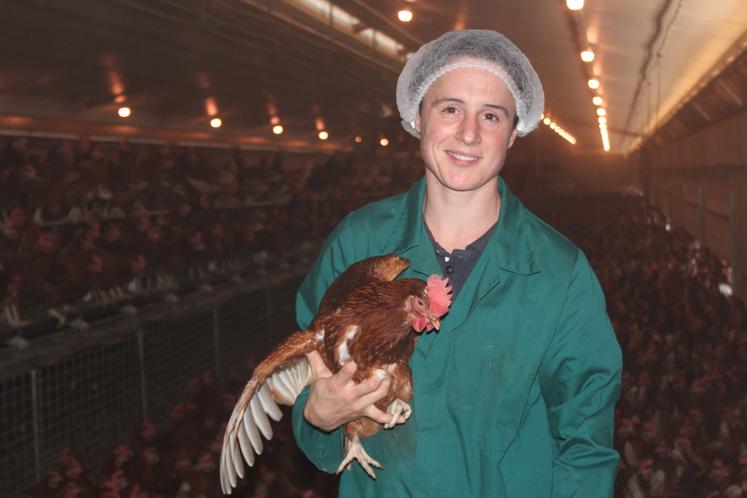 Marine Jouy, éleveuse de 30 ans, à la tête depuis mai d'un bâtiment Loué répondant au bien-être animal. Les poules jouissent d'un parc de cinq hectares.