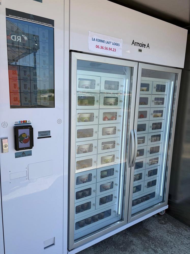 Un distributeur automatique de produits laitiers de la Ferme Lait'Loges est situé à Fresnay-sur-Sarthe, plus précisément zone de la Promenade à Saint-Ouen-de-Mimbré.