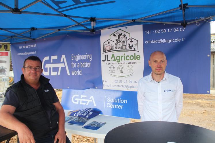 Patrick Bertin et son commercial David Allamigeon, en journée portes ouvertes au Gaec des Lys, à Rahay, qui possède 3 robots GEA, le 30 septembre.
