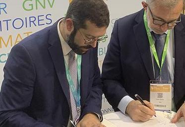 La signature de la convention entre Jean Foyer, pdg de Qairos Energies ( à gauche) et Frédéric Martin, directeur général délégué de GRDF, s'est déroulée mercredi midi, à l'occasion du salon des maires, à Paris..