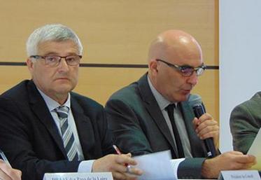 Au centre de la tribune, Bernard Bellanger et Rémy Silve, respectivement PDG et DG délégué de la Safer Pays-de-la-Loire.