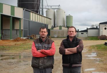 Justin et Jérôme Froger ont acheté une fabrique d'aliments à la ferme (Faf) d'occasion qu'ils ont entièrement démontée à Savigny-sur-Braye et remontée chez eux.