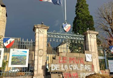 Image d'archives : le "mur de la colère" érigé devant les grilles de la Préfecture de la Sarthe par la FDSEA et les JA le 23 février 2024.