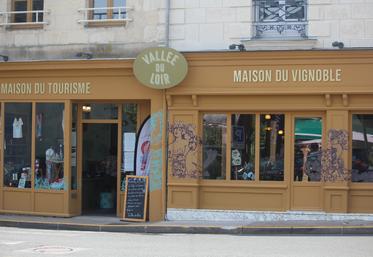 La Maison du tourisme et du vignoble est située 13 place de la République à La Chartre-sur-le-Loir.