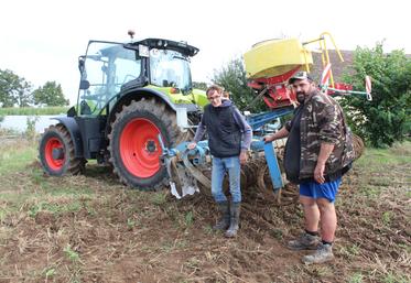 Samuel Friscault et son apprenti semaient, le 10 septembre, un mélange fermier pour couvert à l'aide d'un déchaumeur à disques.