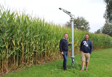 Les canons en poste fixe couvrent une surface de 2,5 ha (à g. Christohe Quelin, à dr. Charlie Corbin.)