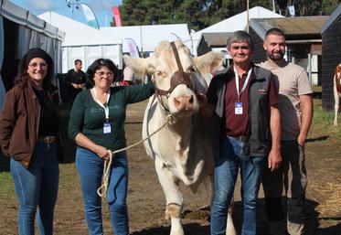 Françoise et Eric entourés de leurs repreneurs.