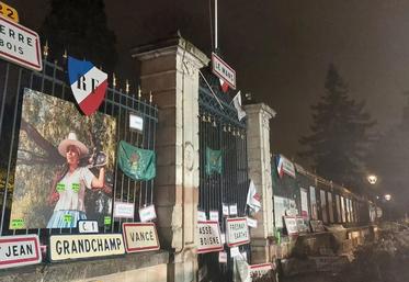 Environ 200 agriculteurs et une vingtaine de tracteurs se sont rendus à la préfecture lundi soir. A droite, Laurent Ragot, président de la section viande bovine.