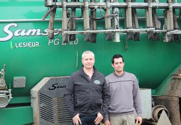 Franck Manneheut, Directeur de SAS Leveillé, et Lucas Beaufils, salarié de l'entreprise.