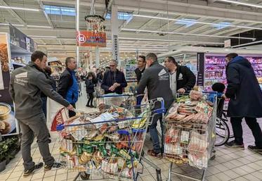 Les agriculteurs ont vérifié les prix et origines des produits au Leclerc d'Arçonnay et au Super U de La Chartre sur le Loir notamment.