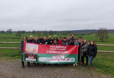 Les membres de la liste FDSEA-JA pour les élections Chambre, mardi 17 décembre, sur l'exploitation du Gaec Debosque à Ruillé-en-Champagne.