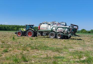 La tonne à lisier de la Cuma des 5 Charmes épandait sur une parcelle du Gaec le Lait Coule, le 28 avril.