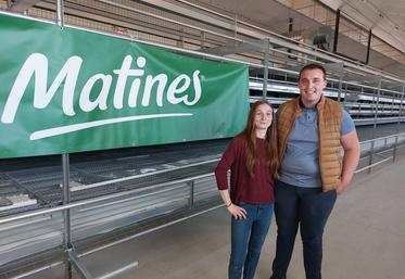 Sébastien Levillain, éleveur à la Chapelle-Huon et sa conjointe Sophie Breton, salariée de l'exploitation, dans le bâtiment neuf de pondeuses lors de la porte ouverte du 13 mai.