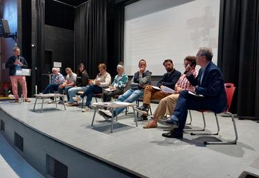 De g. à dr. : Christian Peltier, Nadia Robillard, Rémi Delangle et Eve Ruel-Pissot (étudiants), Isabelle Leballeur, Sandrine Fougeray et Fabien Lefol (éleveurs), Erwan de la Fouchardière, Isabelle Bouvarel et Bruno Mousset.