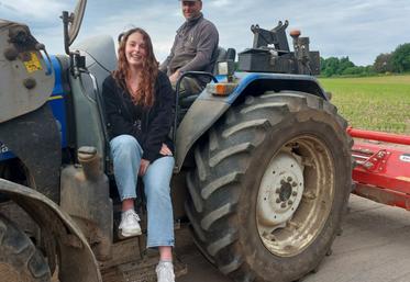 Romane aux côtés de son papa Gaël Peltiot, agriculteur à Louplande.