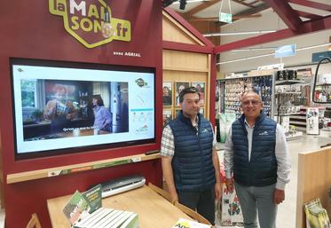 Yannick Besnard aux côtés de Philippe Potier au magasin LaMaison.fr, implanté à Maresché, depuis 2019.