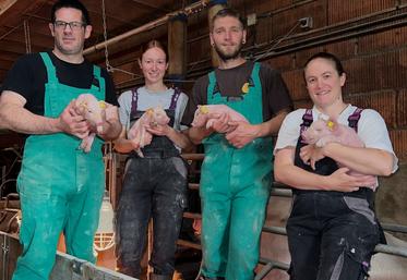 David, Andrea, Pierre et Mathilde, la "Dream Team" du Gaec Porcinet.