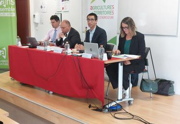 Philippe Dutertre, ici au centre à côté du préfet Emmanuel Aubry, a été élu président de la Chambre d'agriculture de la Sarthe.